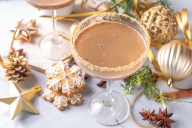 Noel zencefilli martini kokteyli, zencefilli kurabiye şurubuyla baharatlı kış alkollü kokteyli, yılbaşı Xmas süslü arka plan. 