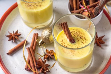 Rompope, Meksika eggnog vegan kokteyli. Noel vejetaryen sütsüz içecek, tarçınlı ve baharatlı yumurta likörü, Noel ve yeni yıl bayramı dekore edilmiş arka planda.