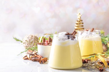Kremalı ev yapımı yumurtalı puding, gözlüklü Musse Tatlısı, çırpılmış krema ve baharatlı, geleneksel tatlı Noel tatlısı
