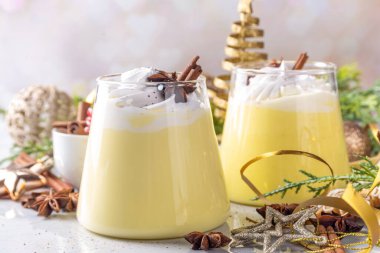 Kremalı ev yapımı yumurtalı puding, gözlüklü Musse Tatlısı, çırpılmış krema ve baharatlı, geleneksel tatlı Noel tatlısı
