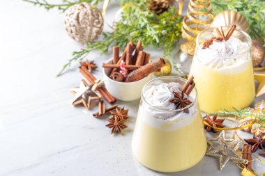 Kremalı ev yapımı yumurtalı puding, gözlüklü Musse Tatlısı, çırpılmış krema ve baharatlı, geleneksel tatlı Noel tatlısı