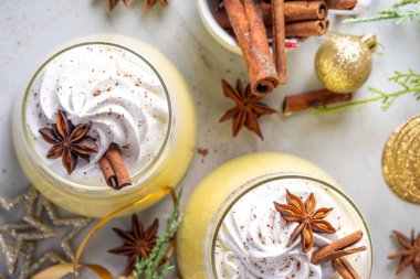 Kremalı ev yapımı yumurtalı puding, gözlüklü Musse Tatlısı, çırpılmış krema ve baharatlı, geleneksel tatlı Noel tatlısı