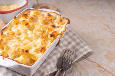 Pişirmek için malzemeli fırında makarna ve peynir. Fırında makarna güveci ve beşamel krem soslu ve peynirli makarna.