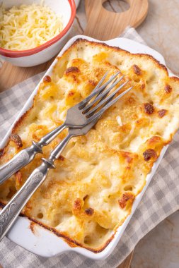 Pişirmek için malzemeli fırında makarna ve peynir. Fırında makarna güveci ve beşamel krem soslu ve peynirli makarna.