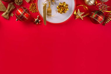 Noel ve yeni yıl kutlama kartı hazırlama masası, şenlikli akşam yemeği daveti ya da menü. Tabak, çatal bıçak seti, Noel süslemeleri, üst görünüm kopyalama alanı