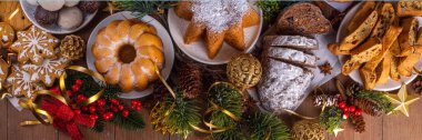 Çeşitli Noel geleneksel tatlıları, kurabiyeler, hamur işleri, tatlılar yuvarlak kek, panettone, cantuccini, stollen, zencefilli ekmek. Festival dekore edilmiş tatil pişirme arka plan üst görünüm kopyalama alanı