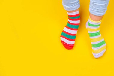 Çorap Günü, Çorap Günü. Zorbalık Karşıtı Hafta, Down Sendromu Bilinci. Yüksek renkli arkaplan fotokopisinde farklı uyumlu çoraplar giyen çocuk bacakları