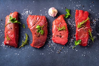 Yemek pişirme geçmişi. Çeşitli ham taze et, sığır eti, baharatlı kırmızı et, biberiye, tuz, biber, sarımsak, zeytinyağı, üst görünüm kopyalama alanı.