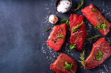 Yemek pişirme geçmişi. Çeşitli ham taze et, sığır eti, baharatlı kırmızı et, biberiye, tuz, biber, sarımsak, zeytinyağı, üst görünüm kopyalama alanı.