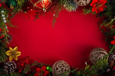 Noel ağacı dalları, köknar alacası, takılar, dekor ve xmas çiçekleri, üst görünüm kopyalama alanı