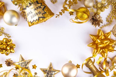 Yılbaşı partisi davetiyesi. Karnaval maskeleri, yazılı bardaklar Mutlu yıllar, arkadaşlarla ve ailelerle eğlenceli bir parti için aksesuarlar, siyah arkaplan fotokopi alanı üzerindeki Noel dekoru 