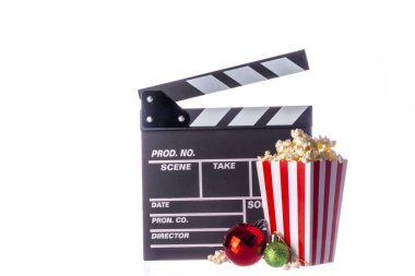 Noel filmi gecesi kısmı, ev sineması için aile ve arkadaşlarını topla. Yeni yıla davetiyeler, Noel filmi prömiyeri, klaket tahtası, beyaz arka planda izole edilmiş Noel ağacı.