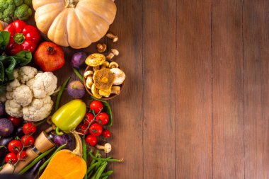 Sonbahar sebze hazırlama akşam yemeği geçmişi. Organik taze sebzeler, balkabağı, mısır, meyve, mantar, salata yaprakları, yeşillik, fotokopi alanı ile pişirmek için gerekli malzemeler..