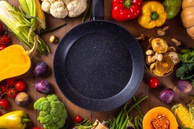 Sonbahar sebze hazırlama akşam yemeği geçmişi. Organik taze sebzeler, balkabağı, mısır, meyve, mantar, salata yaprakları, yeşillik, fotokopi alanı ile pişirmek için gerekli malzemeler..