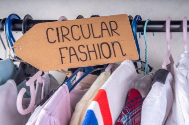 Kıyafet kiralama hizmetleri, çeşitli kadın, erkek ve çocuk kıyafetleri. Dairesel moda, sıfır sürdürülebilir yaşam tarzı konsepti, beyaz arka planda, alışveriş etiketli