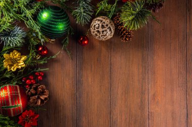 Noel ağacı dalları, köknar alacası, takılar, dekor ve xmas çiçekleri, üst görünüm kopyalama alanı