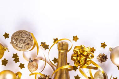 Noel ve Yeni Yıl tebrik kartı. Noel süslemeleri ve Noel süslemeleri ile birlikte yüksek renkli bir davet, üst görünüm kopyalama alanı