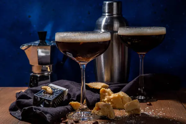 Parmezán Sýr Espresso Martini Koktejl Sýrový Šlehačkový Kávový Nápoj Sklenici — Stock fotografie