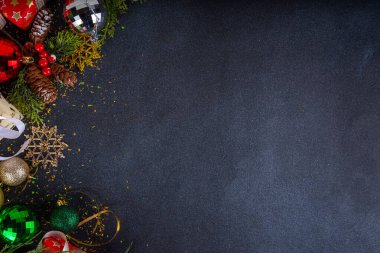 Noel ve yeni yıl tebrik kartı geçmişi, bayram kurdeleli hediye kutuları, noel ağacı dalları, altın, kırmızı, yeşil bayram dekoru, takılar ve kostüm ağacı topları, üst görünüm kopyalama alanı