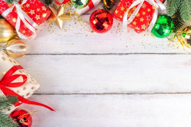 Noel ve yeni yıl tebrik kartı geçmişi, bayram kurdeleli hediye kutuları, noel ağacı dalları, altın, kırmızı, yeşil bayram dekoru, takılar ve kostüm ağacı topları, üst görünüm kopyalama alanı