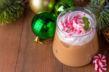 Buzlu nane şekeri ya da latte, noel kahvesi, ezilmiş şeker kamışı, krema ve nane şurubu, bayram için soğuk içecek. 