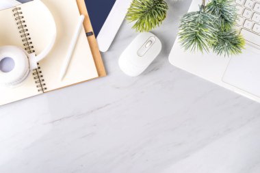 2024 gol ve plan geçmişi. Laptop, kalem, noel ağacı arkaplanı, beyaz mermer ofis çalışma masası yüzeyi, üst görünüm kopyalama alanı 
