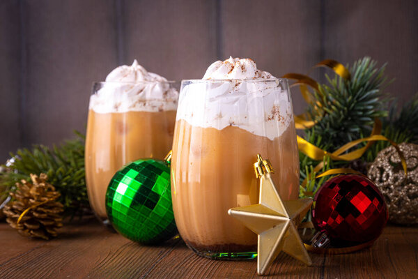Ледяной латте со льдом, вкусный новогодний новогодний напиток с горячим шоколадом или кофе со взбитыми сливками и пряничным сиропом, со взбитыми сливками и пряничными пряностями 