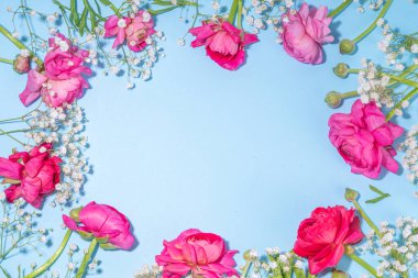 Bir buket güzel ranunculus çiçeğiyle basit bir bahar tatili tebrik kartı geçmişi. Tatil hediyesi, doğum günü, düğün, anneler günü, sevgililer günü, kadınlar günü. Çiçek düzenlemesi