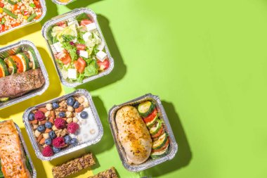 Sağlıklı yemek menüsü, kurye yemek teslimatı beslenme çantası. Biftek eti, tavuk fileto, balık ve sebzeler paketlerde. Günlük yemek diyet planı teslimatı, paket servisi, online sipariş konsepti.