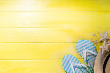 Parlak güneşli yaz tatili arka planı, tatil ve seyahat, plaj aksesuarları, mayo, şapka, parmak arası terlikler, fotoğraf makinesi, deniz yıldızı ve deniz kabukları yüksek renkli ahşap arka plan manzarası