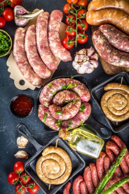 Izgara için baharat, sos ve sebze ile birlikte pişirme masasında farklı çiğ sığır eti, domuz ve tavuk eti sosu. Bbq parti konsepti, siyah arkaplan üst görünüm kopyalama alanı