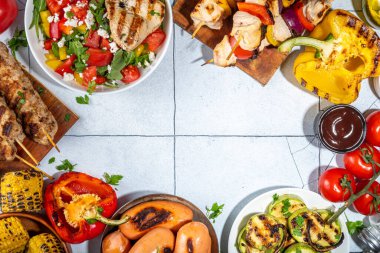 Izgara yaz bbq tabakları. Barda piknik pikniği çeşitli ızgara yiyeceklerle - şiş kebap şiş şiş, ızgara mısır, kızarmış tavuk salata, biftek, sosis, sebze