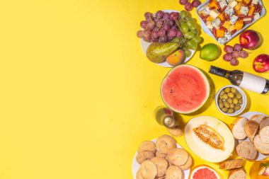 Buon Ferragosto (İtalyanca mutlu) tatil geçmişi. Yaz İtalyan hasat festivali 15 Ağustos brunch, aile partisi karpuz, kavun, üzüm, peynir, atıştırmalık, içecekler