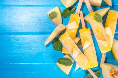  Kavunlu dondurma, tatlı şerbet lolipopu, çubuklarda ev yapımı dondurma, taze kavun dilimleri ve nane yaprakları. 