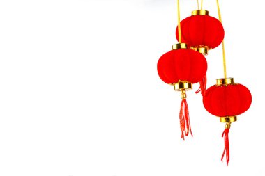 Kopya alanı olan Çin Yeni Yıl temalı arka plan. Kırmızı fanlar, altın sikkeler, mandallar, kiraz çiçekleri, bayram altın dalları, dekorlar, dilek zarfları. Beyaz arka planda altın ejder 