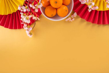 Kopya alanı olan Çin Yeni Yıl temalı arka plan. Kırmızı fanlar, altın sikkeler, mandallar, kiraz çiçekleri, bayram altın dalları, dekorlar, dilek zarfları. Altın arka planda altın ejder 