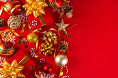 Noel ve Yeni Yıl tebrik kartı. Noel süslemeleri ve Noel süslemeleri ile birlikte yüksek renkli bir davet, üst görünüm kopyalama alanı