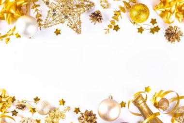 Noel ve Yeni Yıl tebrik kartı. Noel süslemeleri ve Noel süslemeleri ile birlikte yüksek renkli bir davet, üst görünüm kopyalama alanı