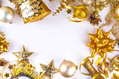 Yılbaşı partisi davetiyesi. Karnaval maskeleri, yazılı bardaklar Mutlu yıllar, arkadaşlarla ve ailelerle eğlenceli bir parti için aksesuarlar, siyah arkaplan fotokopi alanı üzerindeki Noel dekoru 