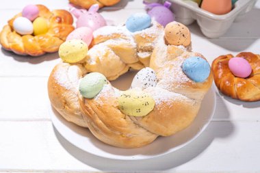 Paskalya çelengi ekmeği, geleneksel Paskalya bayramı pişirme, renkli Paskalya yumurtalı tatlı çörekler, brunch bayramı dekore edilmiş masa fotokopisi alanı.