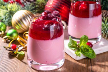 Lezzetli kızılcık panna Cotta tatlı, pembe hindistancevizi veya yoğurt panna cotta kızılcık tatlı soslu, taze dut ve nane 