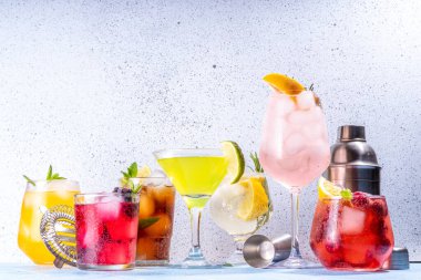 Yaz barı kokteyl menüsü. Farklı bardaklarda içecek çeşitleri, kokteyller, kokteyller, ferahlatıcı deniz suyu. Citrus ve meyve içecekleri garnitür ve buz küpleriyle kopyalama alanı