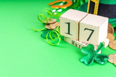 Patrick Günü 'nüz kutlu olsun. Parti davetiyesi. Aziz Patrick tatil cüce şapkası, gözlük, yonca, altın sikke, blok takvimi için aksesuarlar 17 Mart tarihi, süsler, yeşil arka plan manzarası