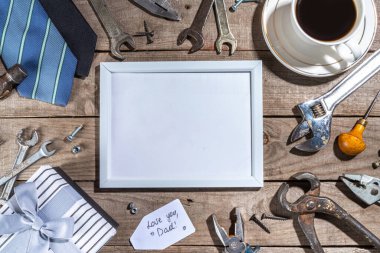 Babalar Günü tebrik kartı geçmişi. Babalar günü konsepti hediye kutusu, aletler ve kravatlar, kahve fincanı, hediye etiketi, baban seni seviyor, kırsal ahşap arka planda fotokopi odası