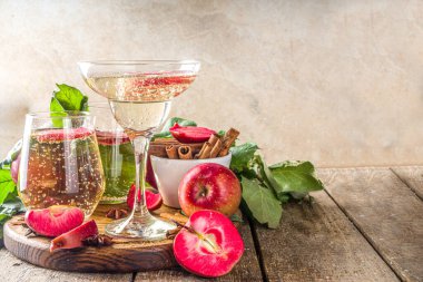 Elma şarabı. Sonbahar kırmızı elma elma şarabı martini kokteyli, elma dilimleri ve taze kesilmiş elmalar, ahşap arka plan fotokopi alanı