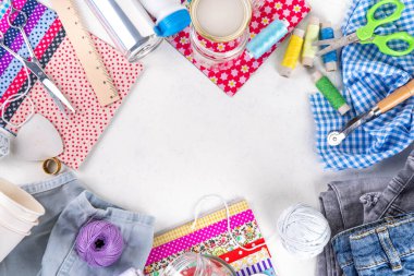 DIY fikirler ve materyal arka planı geliştiriyor. El yapımı sürdürülebilir hobi, plastik şişeler, metal kutular, eski kotlar, kumaşlar, cam kaplar, üst görünüm ile yeniden kullanılabilir ekoloji yaratıcı el yapımı