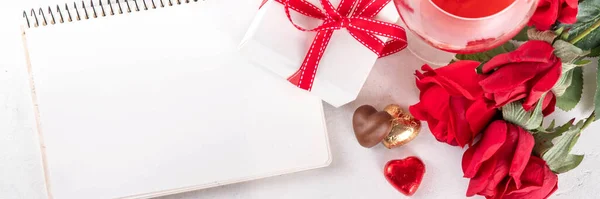 Valentinstag Hintergrund Mit Roten Rosen Wein Geschenkbox Und Schokolade Kopierraum — Stockfoto