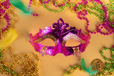 Mardi Gras renkli bayram tebrik kartı arkaplanı festival maskesi, dekor, karnaval maskesi, boncuklar, tüyler, parlak arka plandaki fanlar geleneksel mor yeşil renkler