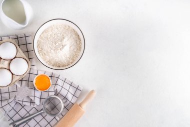 Fırın malzemeleri, un, süt, yumurta, merdane. Basit pasta pişirme düz üst görünüm kenarı yatıyordu