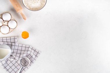 Fırın malzemeleri, un, süt, yumurta, merdane. Basit pasta pişirme düz üst görünüm kenarı yatıyordu